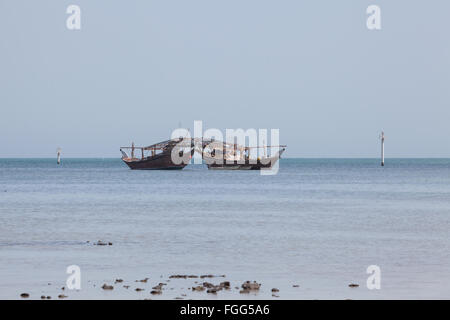 Traditionellen Dhow-Angelboote/Fischerboote vertäut abseits der Küste von Katar, in der Nähe von Al Wakra Stockfoto