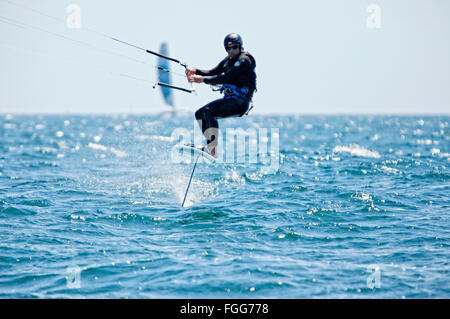 Kite Surfer Mayol Riffet in Aktion auf eine neue Kiteboard, Lorient, Bretagne, Frankreich. Stockfoto