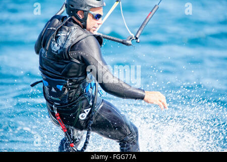 Kite Surfer Mayol Riffet in Aktion auf eine neue Kiteboard, Lorient, Bretagne, Frankreich. Stockfoto