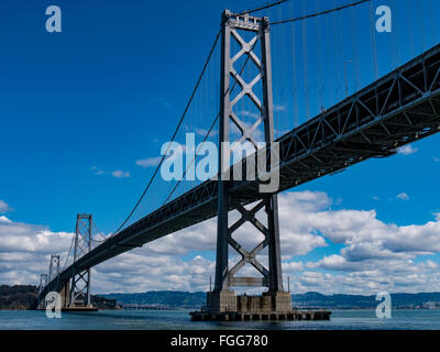 Bay Bridge aus entlang dem Embarcadero. San Francisco, Kalifornien. Stockfoto