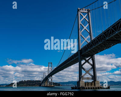 Bay Bridge aus entlang dem Embarcadero. San Francisco, Kalifornien. Stockfoto