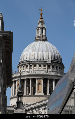 St. Pauls Cathedral, London vor einem blauen Himmelshintergrund von Watling Street gesehen. Stockfoto