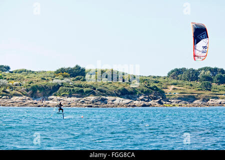 Kite Surfer Mayol Riffet in Aktion auf eine neue Kiteboard, Lorient, Bretagne, Frankreich. Stockfoto