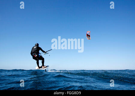 Kite Surfer Mayol Riffet in Aktion auf eine neue Kiteboard, Lorient, Bretagne, Frankreich. Stockfoto