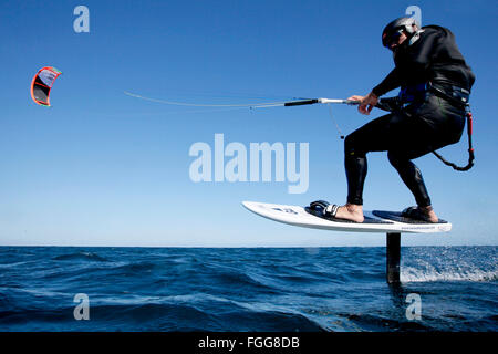 Kite Surfer Mayol Riffet in Aktion auf eine neue Kiteboard, Lorient, Bretagne, Frankreich. Stockfoto