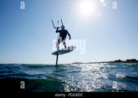 Kite Surfer Mayol Riffet in Aktion auf eine neue Kiteboard, Lorient, Bretagne, Frankreich. Stockfoto