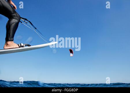 Kite Surfer Mayol Riffet in Aktion auf eine neue Kiteboard, Lorient, Bretagne, Frankreich. Stockfoto