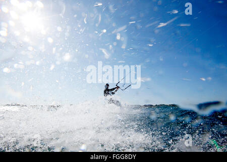 Kite Surfer Mayol Riffet in Aktion auf eine neue Kiteboard, Lorient, Bretagne, Frankreich. Stockfoto