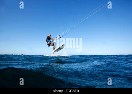 Kite Surfer Mayol Riffet in Aktion auf eine neue Kiteboard, Lorient, Bretagne, Frankreich. Stockfoto