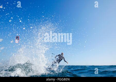 Kite Surfer Mayol Riffet in Aktion auf eine neue Kiteboard, Lorient, Bretagne, Frankreich. Stockfoto