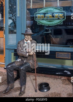 Bürgersteig Richter Statue von J. Seward Johnson außerhalb Tellerlift, Hotel Jerome, Aspen, Colorado. Stockfoto