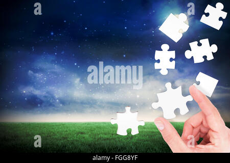 Zusammengesetztes Bild des Kaufmanns Messung etwas mit seinen Fingern Stockfoto