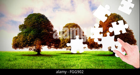 Zusammengesetztes Bild des Kaufmanns Messung etwas mit diesen Fingern Stockfoto