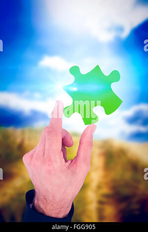 Zusammengesetztes Bild des Kaufmanns Messung etwas mit diesen Fingern Stockfoto