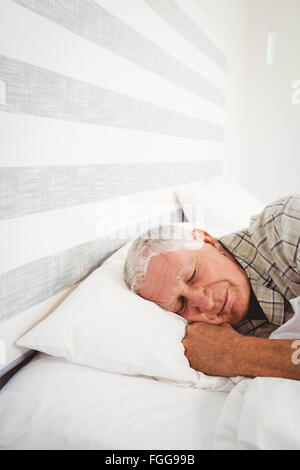 Ältere Menschen schlafend auf dem Bett Stockfoto