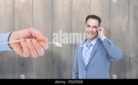 Zusammengesetztes Bild Porträt eines erfolgreichen Geschäftsmannes auf Handy gegen weiß Stockfoto