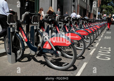 Eine Reihe von Stadtfahrräder gesponsert von Santander in der City of London, UK. Stockfoto