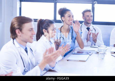 Ärzteteam applaudieren treffen Stockfoto