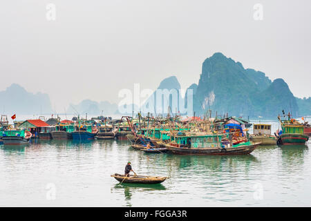 Bunte Fischerboote im Hafen von Cai Rong, Vietnam Stockfoto