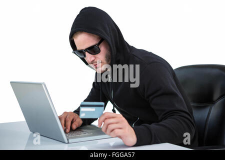 Mann in schwarz Hoodie macht Online-shopping Stockfoto