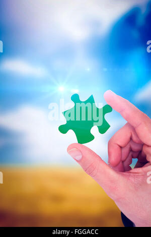 Zusammengesetztes Bild des Kaufmanns Messung etwas mit seinen Fingern Stockfoto