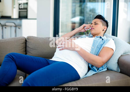 Schwangere Frau auf dem Sofa entspannen Stockfoto
