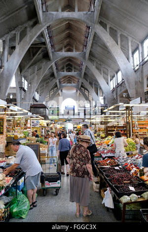 Eine Dame Einkaufen für Obst in Hala Targowa, die berühmte Markthalle in Breslau, Polen. Stockfoto