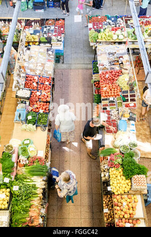 Draufsicht der Menschen beim Einkaufen für Obst und Gemüse in Hala Targowa, die berühmte Markthalle in Breslau, Polen. Stockfoto