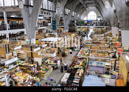 Innere des Hala Targowa, die berühmte Markthalle in Breslau, Polen. Stockfoto