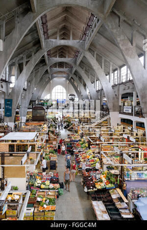 Innere des Hala Targowa, die berühmte Markthalle in Breslau, Polen. Stockfoto