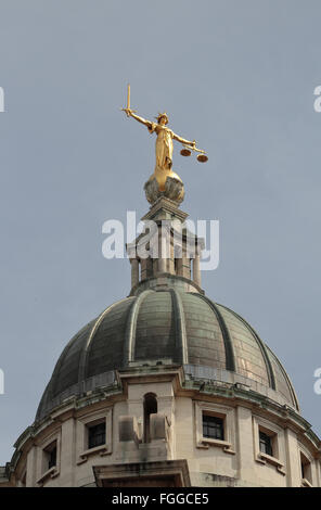 Die Statue der Justitia auf der Oberseite das Gerichtsgebäude, Old Bailey, London, UK. Stockfoto