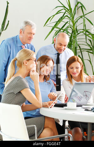 Porträt von Geschäftsleuten der Tagung diskutieren. Unternehmensgruppe arbeiten am Projekt. Stockfoto