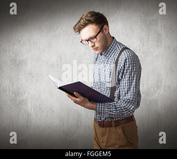 Zusammengesetztes Bild geeky Schüler ein Buch zu lesen Stockfoto