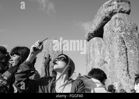 Selfie in Stonehenge, Sommersonnenwende Sonnenaufgang Juni, Wiltshire, England, Stockfoto