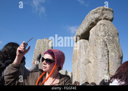 Selfie in Stonehenge, Sommersonnenwende Sonnenaufgang Juni, Wiltshire, England, Stockfoto