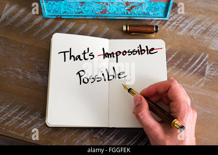 Retro-Effekt und getönten Bild einer Frau hand schreiben eine Notiz mit einem Füllfederhalter auf einem Notebook. Handschriftlicher Text, ImPossible möglich umgebaut Stockfoto