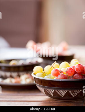 Klassische Antipasti Essen typisch für den Mittelmeerraum einschließlich Trauben, Oliven, Salami im flachen Fokus Stockfoto