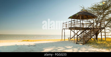 Hölzerne Strandhütte mit Strohdach blickt auf die Makgadikgadi Pan in Botswana, Afrika Stockfoto