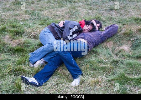 Paar erschöpft schlafen, Mangel, der, Schlafen, 40 Winks, beraubt, Entbehrungen, in Stonehenge, Sommersonnenwende sunrise Juni, Wiltshire, England, Stockfoto