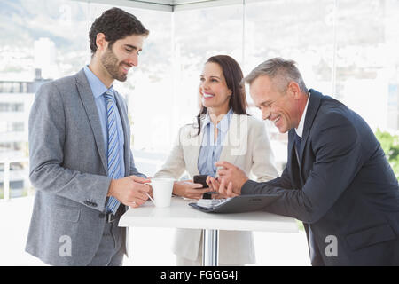 Lächelnde Mitarbeiter auf ihren Durchbruch Stockfoto