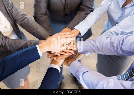 Nahaufnahme von Geschäftsleuten Stapeln Hände Stockfoto