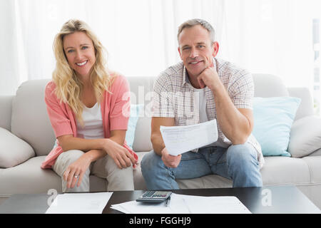 Paar tun ihre Konten in einer Couch saß Stockfoto