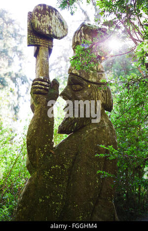 Religiöse Statue in einem Wald in Kalifornien. Stockfoto