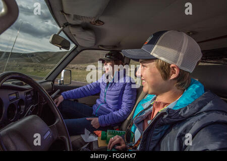 Zwei Frauen Reisen in einem 1990 Toyota Land Cruiser auf einer Straße Reise in Montana. Stockfoto