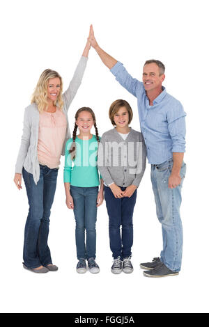 Unified paar hohe Fiving einander mit ihrem Kind unten Stockfoto
