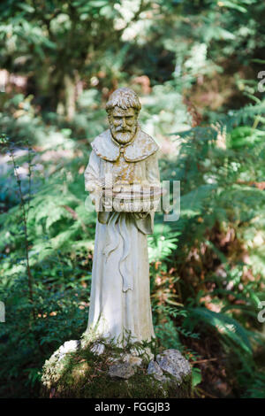 Religiöse Statue in einem Wald in Kalifornien. Stockfoto