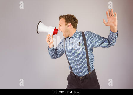 Geeky Hipster über Megaphon schreien Stockfoto