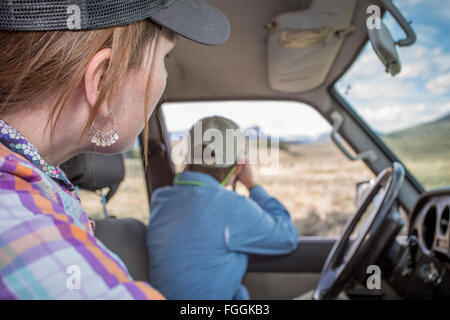 Frau Tierbeobachtung aus ihren Land Cruiser in Yellowstone Land. Stockfoto