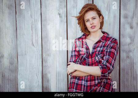 schöne Hipster Frau mit ihren verschränkten Armen Stockfoto