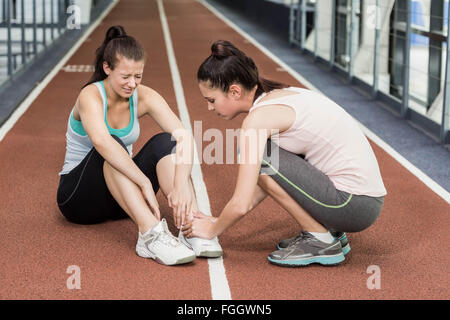 Fit Frau, die eine Schmerzen am Sprunggelenk Stockfoto